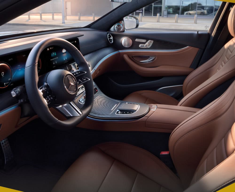 Poste de conduite d'une Mercedes-Benz Classe E, sellerie cognac