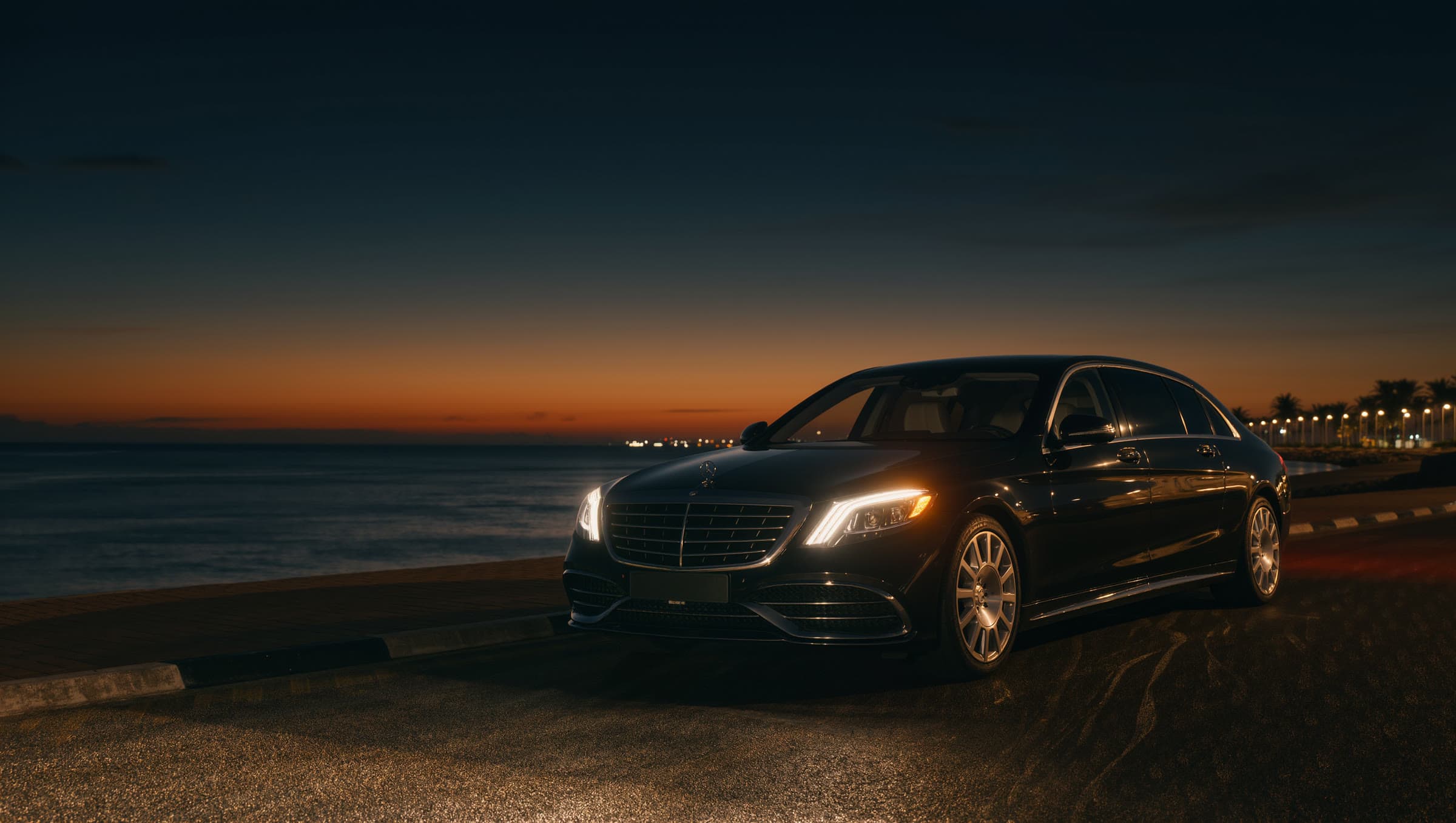 Mercedes Classe S noire sur la Corniche de Dakar, de nuit