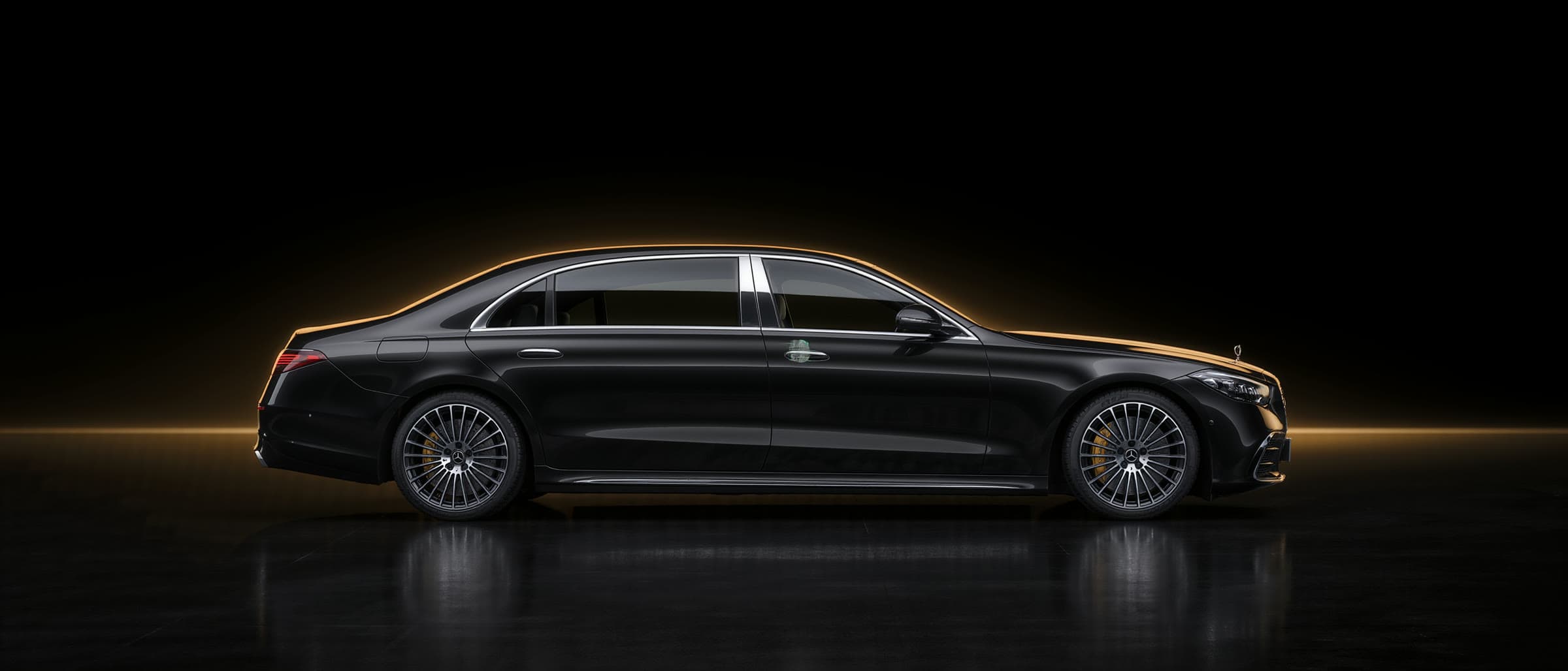 Mercedes-Benz Classe S de profil, sous une ligne de lumière dorée